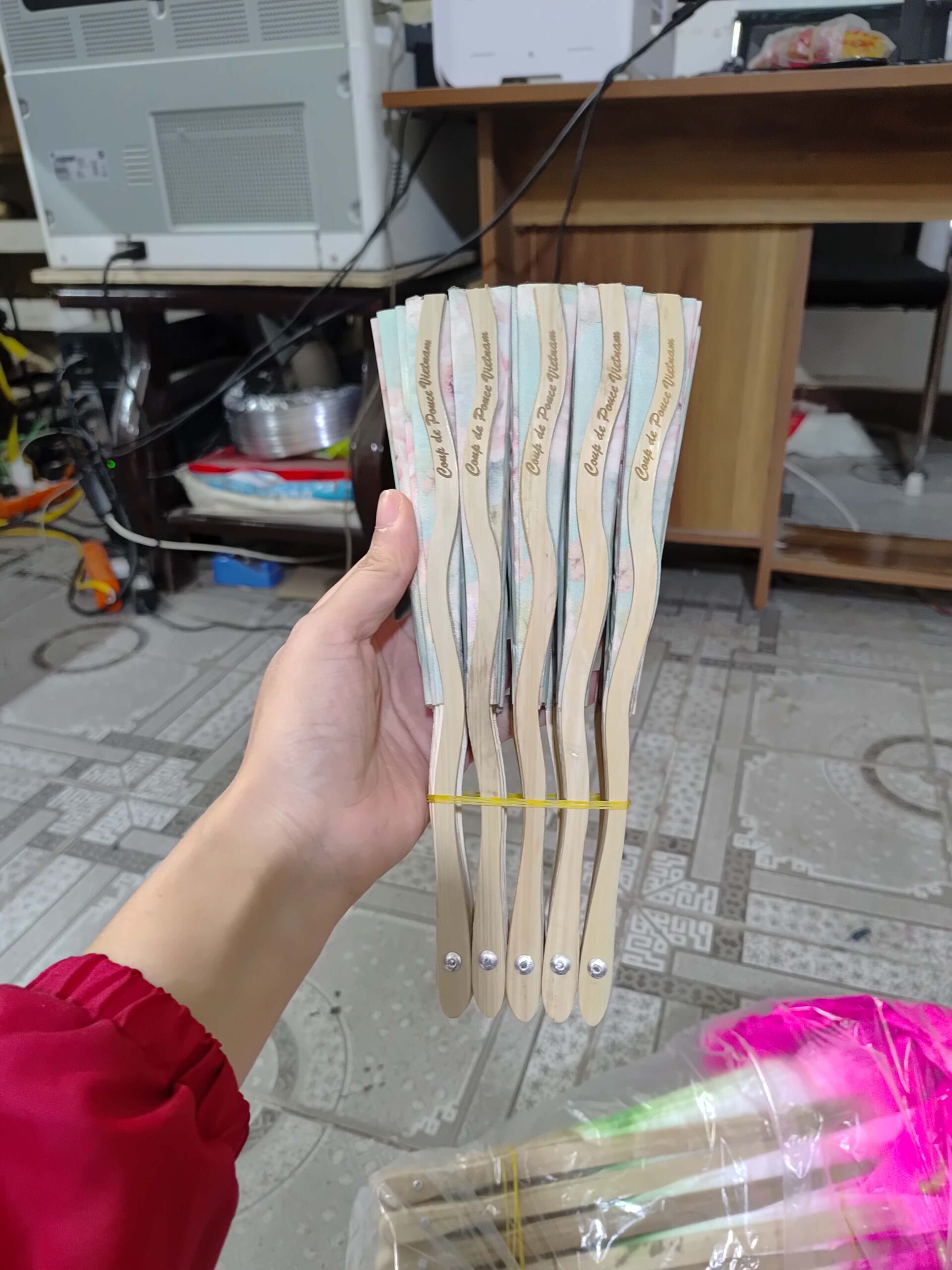 Quạt Quà Tặng – Món Quà Nhỏ, Ý Nghĩa Lớn - Image 8