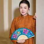 Ca sĩ cầm quạt Tơ Đồng Thánh Thót