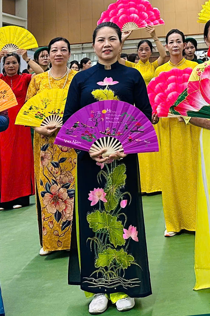 Nghệ nhân Đỗ Thị Thủy đang biểu diễn quạt