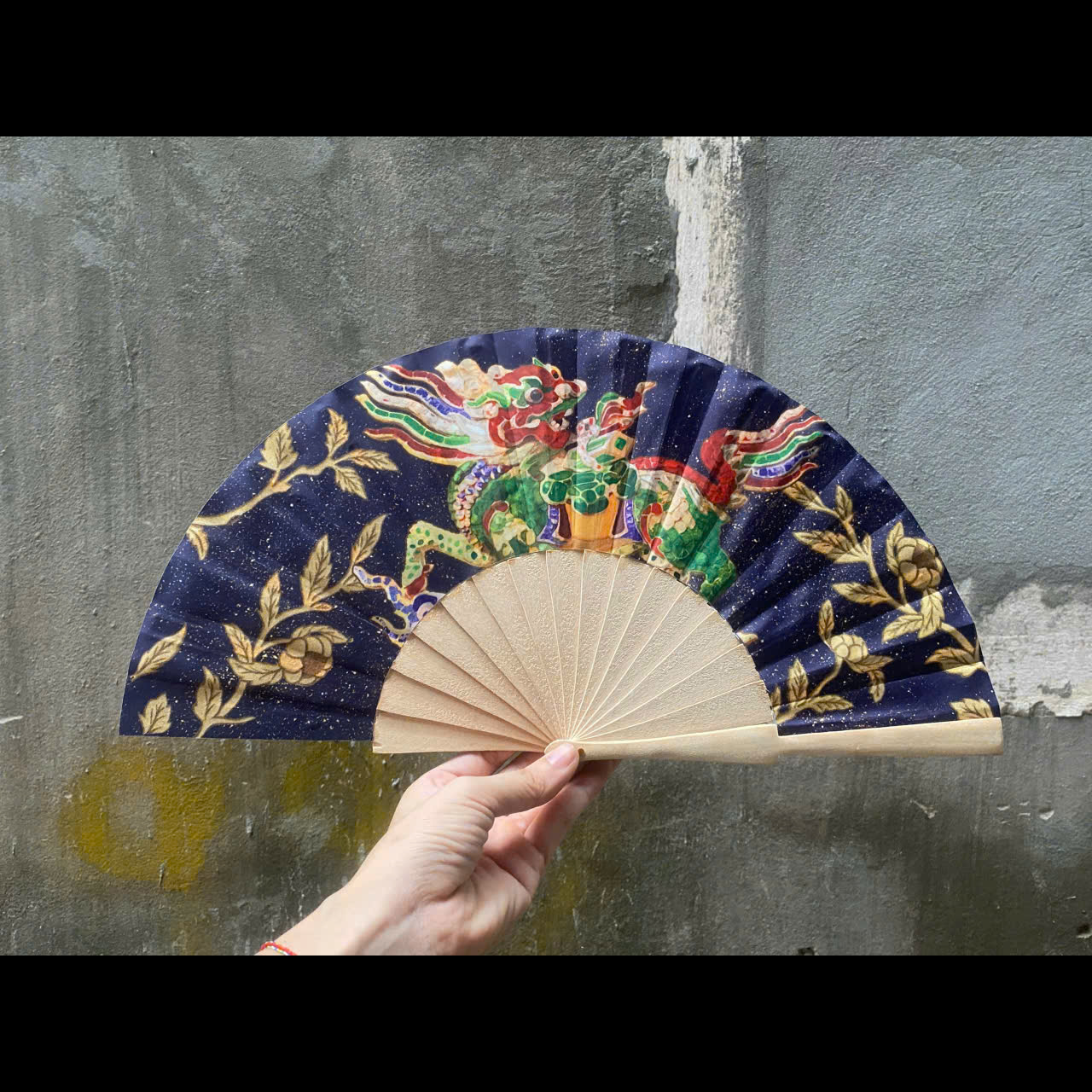 Quạt nan gỗ cầm tay thủ công, họa tiết hoa văn truyền thống, phù hợp làm quà tặng hoặc trang trí