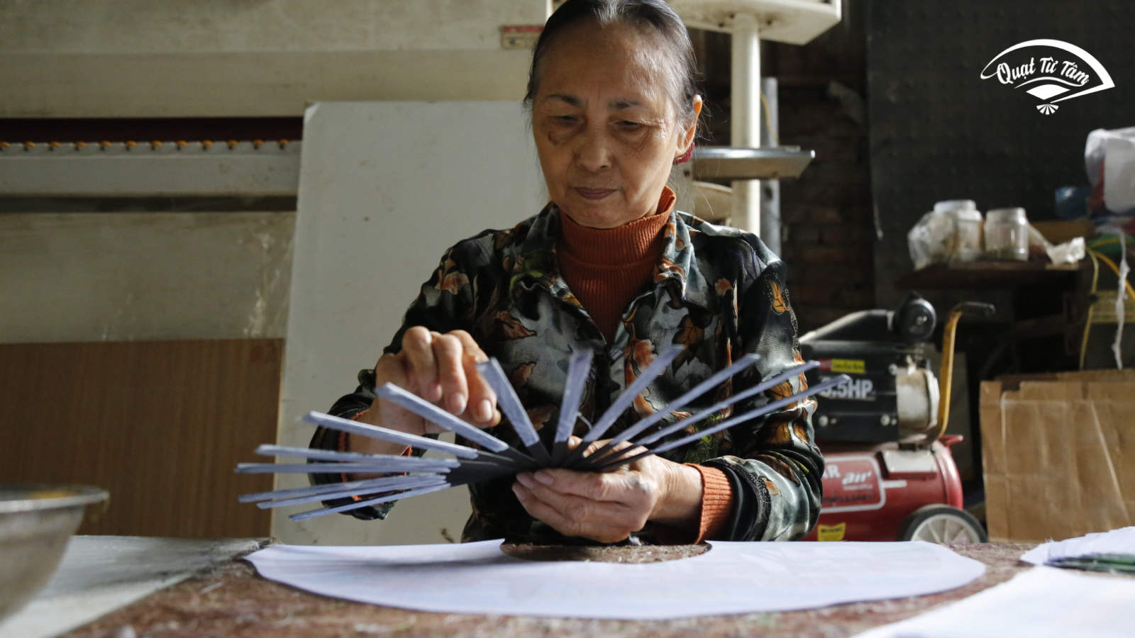 quạt nan tre thủ công