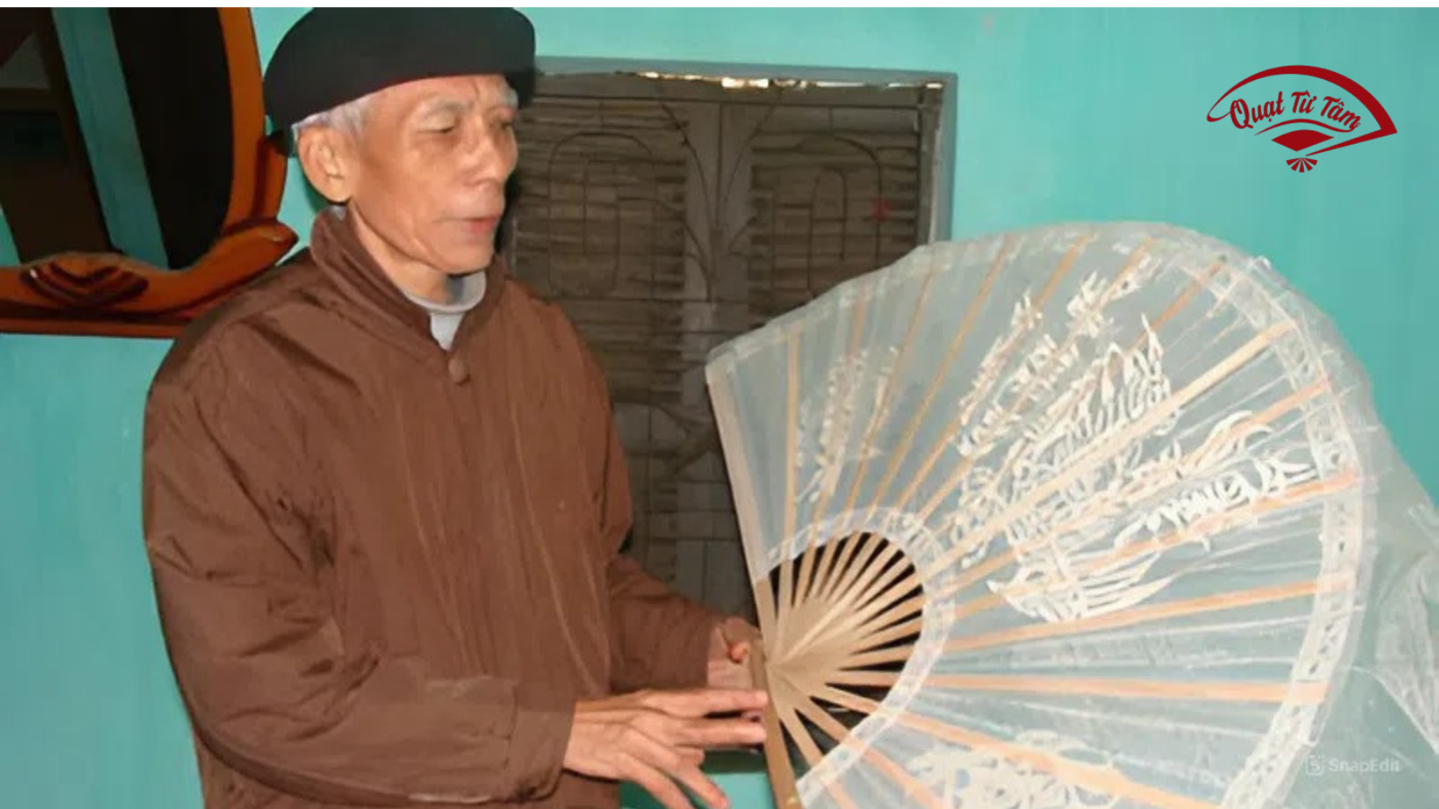 quạt nan tre thủ công