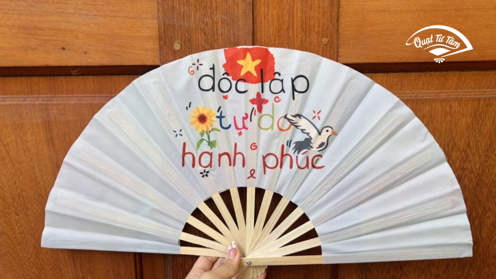 quạt giấy cầm tay